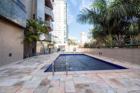 Apartamento à venda com 245m², 4 quartos e 4 vagas Apartamento à venda com 245m², 4 quartos e 4 vagasÁrea comum - Piscina