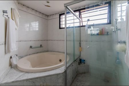 Apartamento à venda com 245m², 4 quartos e 4 vagas Apartamento à venda com 245m², 4 quartos e 4 vagasBanheiro da Suíte 3