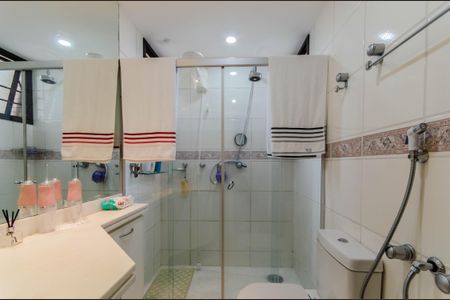 Apartamento à venda com 245m², 4 quartos e 4 vagas Apartamento à venda com 245m², 4 quartos e 4 vagasBanheiro da Suíte 1 e 2