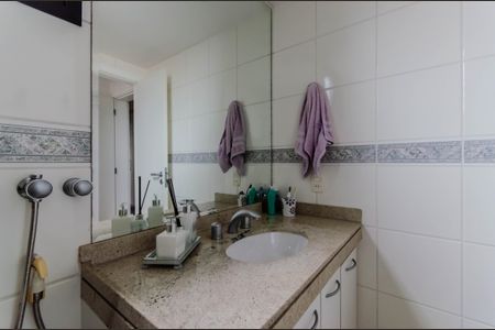 Apartamento à venda com 245m², 4 quartos e 4 vagas Apartamento à venda com 245m², 4 quartos e 4 vagasBanheiro da Suíte 4
