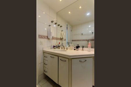 Apartamento à venda com 245m², 4 quartos e 4 vagas Apartamento à venda com 245m², 4 quartos e 4 vagasBanheiro da Suíte 1 e 2