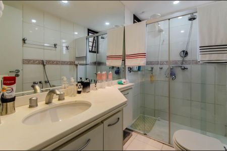 Apartamento à venda com 245m², 4 quartos e 4 vagas Apartamento à venda com 245m², 4 quartos e 4 vagasBanheiro da Suíte 1 e 2