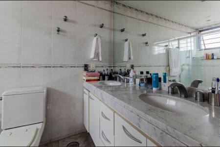 Apartamento à venda com 245m², 4 quartos e 4 vagas Apartamento à venda com 245m², 4 quartos e 4 vagasBanheiro da Suíte 3