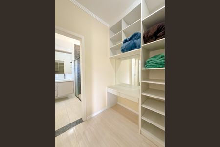 Casa de condomínio para alugar com 200m², 3 quartos e 3 vagasCloset da suíte