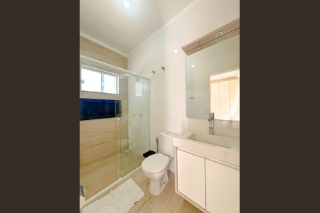 Casa de condomínio para alugar com 200m², 3 quartos e 3 vagasBanheiro da Suíte 1