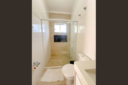 Casa de condomínio para alugar com 200m², 3 quartos e 3 vagasBanheiro da Suíte 2