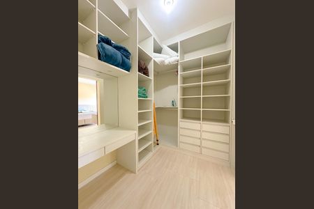 Casa de condomínio para alugar com 200m², 3 quartos e 3 vagasCloset da suíte