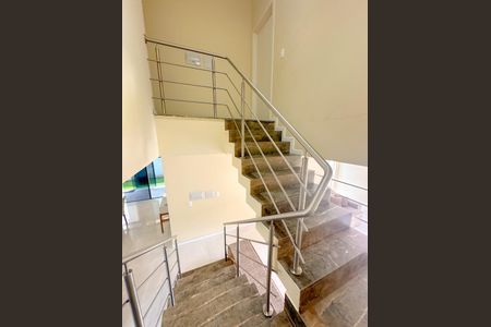 Casa de condomínio para alugar com 200m², 3 quartos e 3 vagasEscada