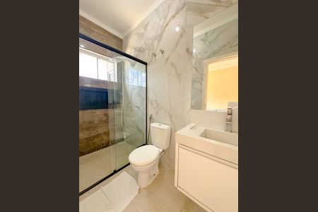 Casa de condomínio para alugar com 200m², 3 quartos e 3 vagasBanheiro da Suíte 1