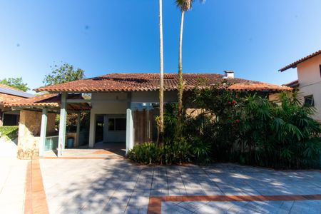 Casa de condomínio à venda com 320m², 5 quartos e 3 vagas Casa de condomínio à venda com 320m², 5 quartos e 3 vagasFachada