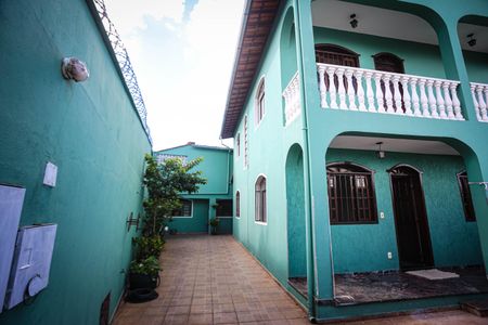 Casa à venda com 243m², 4 quartos e 5 vagas Casa à venda com 243m², 4 quartos e 5 vagasFachada