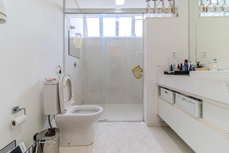 Apartamento à venda com 220m², 3 quartos e 2 vagasBanheiro da Suíte 1