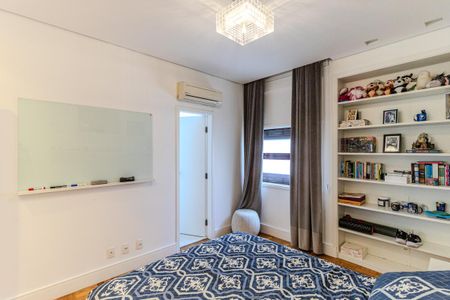 Apartamento à venda com 220m², 3 quartos e 2 vagasSuíte 2