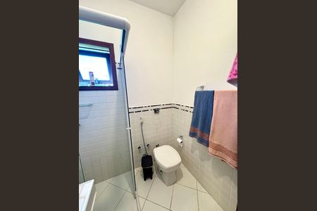 Casa de condomínio à venda com 460m², 4 quartos e 4 vagas Casa de condomínio à venda com 460m², 4 quartos e 4 vagasBanheiro da Suíte 2