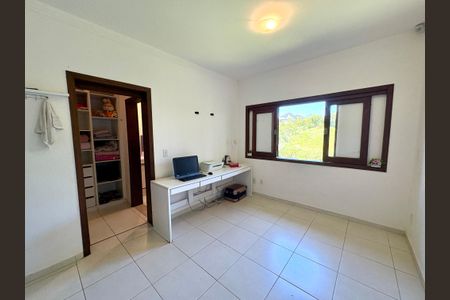 Casa de condomínio à venda com 460m², 4 quartos e 4 vagas Casa de condomínio à venda com 460m², 4 quartos e 4 vagasSuíte 2