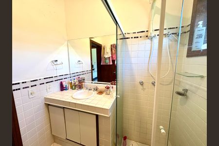 Casa de condomínio à venda com 460m², 4 quartos e 4 vagas Casa de condomínio à venda com 460m², 4 quartos e 4 vagasBanheiro da Suíte 2