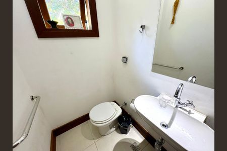 Casa de condomínio à venda com 460m², 4 quartos e 4 vagas Casa de condomínio à venda com 460m², 4 quartos e 4 vagasLavabo