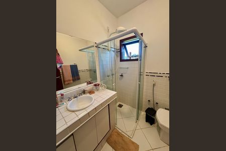 Casa de condomínio à venda com 460m², 4 quartos e 4 vagas Casa de condomínio à venda com 460m², 4 quartos e 4 vagasBanheiro da Suíte 2