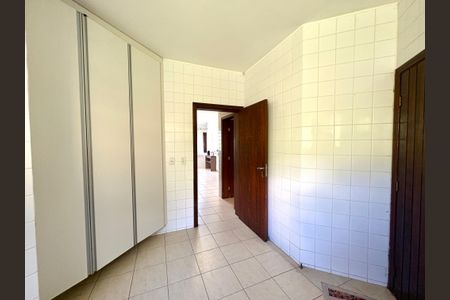 Casa de condomínio à venda com 460m², 4 quartos e 4 vagas Casa de condomínio à venda com 460m², 4 quartos e 4 vagasÁrea de Serviço