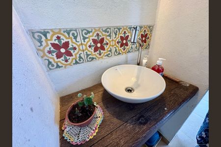 Casa de condomínio à venda com 460m², 4 quartos e 4 vagas Casa de condomínio à venda com 460m², 4 quartos e 4 vagasBanheiro Externo