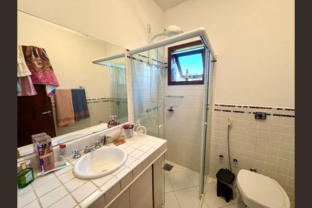 Casa de condomínio à venda com 460m², 4 quartos e 4 vagas Casa de condomínio à venda com 460m², 4 quartos e 4 vagasBanheiro da Suíte 2