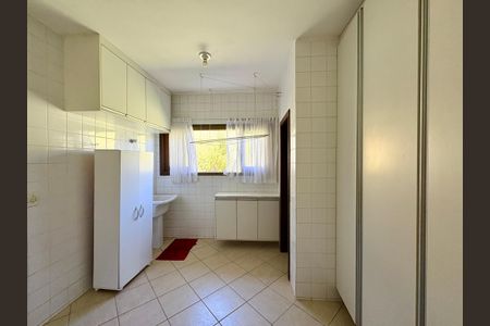 Casa de condomínio à venda com 460m², 4 quartos e 4 vagas Casa de condomínio à venda com 460m², 4 quartos e 4 vagasÁrea de Serviço