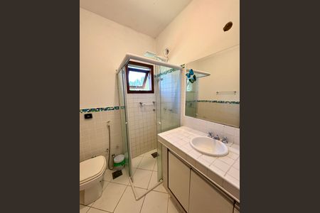 Casa de condomínio à venda com 460m², 4 quartos e 4 vagas Casa de condomínio à venda com 460m², 4 quartos e 4 vagasBanheiro da Suíte 1