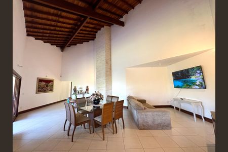 Casa de condomínio à venda com 460m², 4 quartos e 4 vagas Casa de condomínio à venda com 460m², 4 quartos e 4 vagasSala