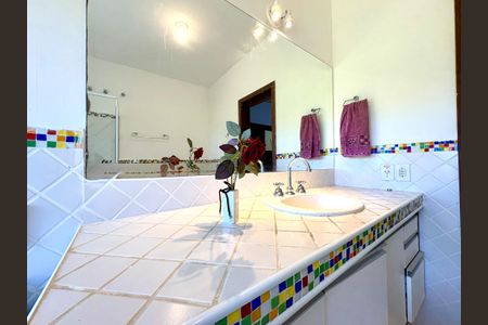 Casa de condomínio à venda com 460m², 4 quartos e 4 vagas Casa de condomínio à venda com 460m², 4 quartos e 4 vagasBanheiro da Suíte Master