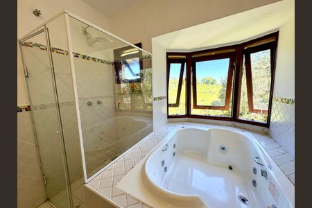 Casa de condomínio à venda com 460m², 4 quartos e 4 vagas Casa de condomínio à venda com 460m², 4 quartos e 4 vagasBanheiro da Suíte Master