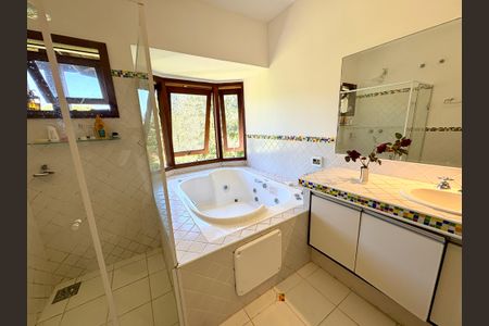 Casa de condomínio à venda com 460m², 4 quartos e 4 vagas Casa de condomínio à venda com 460m², 4 quartos e 4 vagasBanheiro da Suíte Master