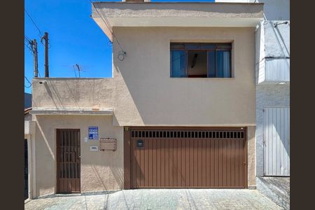 Casa à venda com 248m², 4 quartos e 2 vagas Casa à venda com 248m², 4 quartos e 2 vagasFachada