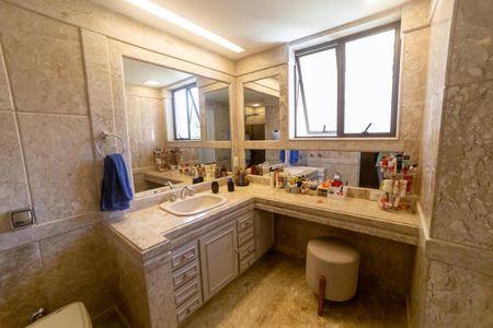 Apartamento à venda com 420m², 4 quartos e 4 vagas Apartamento à venda com 420m², 4 quartos e 4 vagasBanheiro da Suíte 2