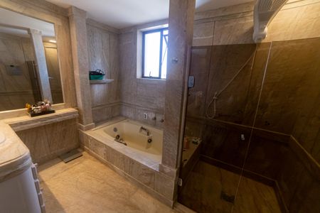 Apartamento à venda com 420m², 4 quartos e 4 vagas Apartamento à venda com 420m², 4 quartos e 4 vagasBanheiro da Suíte 1