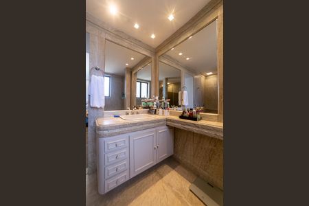 Apartamento à venda com 420m², 4 quartos e 4 vagas Apartamento à venda com 420m², 4 quartos e 4 vagasBanheiro da Suíte 1