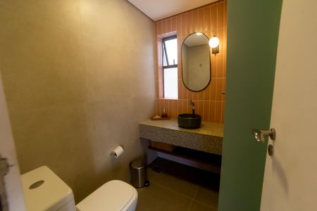 Apartamento à venda com 420m², 4 quartos e 4 vagas Apartamento à venda com 420m², 4 quartos e 4 vagasÁrea comum - Banheiro do Salão de festas