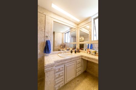 Apartamento à venda com 420m², 4 quartos e 4 vagas Apartamento à venda com 420m², 4 quartos e 4 vagasBanheiro da Suíte 2