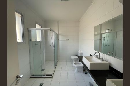 Casa de condomínio para alugar com 300m², 3 quartos e 6 vagas Casa de condomínio para alugar com 300m², 3 quartos e 6 vagasBanheiro da Suíte 3