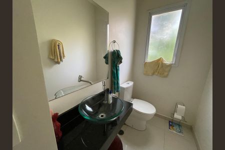Casa de condomínio para alugar com 300m², 3 quartos e 6 vagas Casa de condomínio para alugar com 300m², 3 quartos e 6 vagasBanheiro da Suíte 2