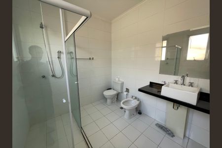 Casa de condomínio para alugar com 300m², 3 quartos e 6 vagas Casa de condomínio para alugar com 300m², 3 quartos e 6 vagasBanheiro da Suíte 3