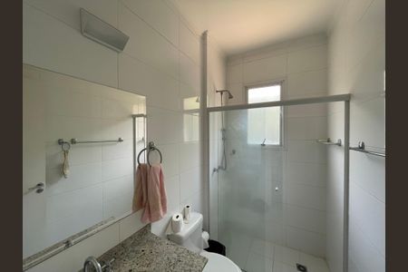 Casa de condomínio para alugar com 300m², 3 quartos e 6 vagas Casa de condomínio para alugar com 300m², 3 quartos e 6 vagasBanheiro da Suíte 1