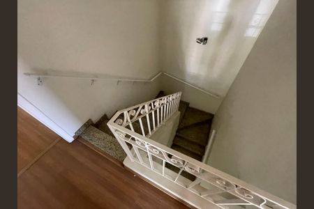 Casa de condomínio para alugar com 300m², 3 quartos e 6 vagas Casa de condomínio para alugar com 300m², 3 quartos e 6 vagasEscada