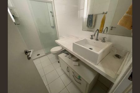 Casa de condomínio para alugar com 300m², 3 quartos e 6 vagas Casa de condomínio para alugar com 300m², 3 quartos e 6 vagasBanheiro da Suíte 2