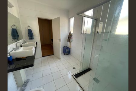 Casa de condomínio para alugar com 300m², 3 quartos e 6 vagas Casa de condomínio para alugar com 300m², 3 quartos e 6 vagasBanheiro da Suíte 3