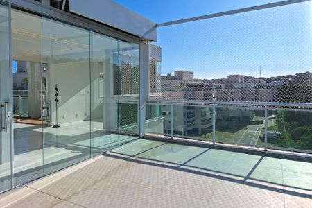 Apartamento à venda com 230m², 3 quartos e 2 vagas Apartamento à venda com 230m², 3 quartos e 2 vagasVaranda da Sala