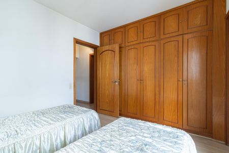 Apartamento à venda com 295m², 4 quartos e 3 vagas Apartamento à venda com 295m², 4 quartos e 3 vagasSuíte 2