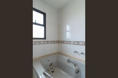 Apartamento à venda com 295m², 4 quartos e 3 vagas Apartamento à venda com 295m², 4 quartos e 3 vagasBanheiro da Suíte 1