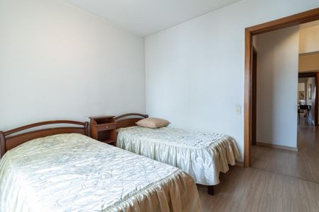 Apartamento à venda com 295m², 4 quartos e 3 vagas Apartamento à venda com 295m², 4 quartos e 3 vagasSuíte 2