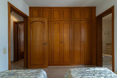 Apartamento à venda com 295m², 4 quartos e 3 vagas Apartamento à venda com 295m², 4 quartos e 3 vagasSuíte 2