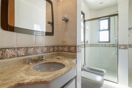 Apartamento à venda com 295m², 4 quartos e 3 vagas Apartamento à venda com 295m², 4 quartos e 3 vagasBanheiro da Suíte 1